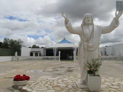 Un�enorme statua di Ges� a braccia aperte ci accoglie nell�atrio